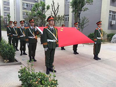 國(guó)歌嘹亮，紅旗招展--熱烈祝賀天虹公司圓滿舉行了新工業(yè)園揭牌儀式和升旗儀式